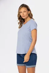 Remera de manga corta y cuello redondo, color verde menta jaspeado.