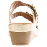 Sandalias de plataforma con taco cuña, color beige con textura tipo reptil. Presentan dos tiras anchas ajustables con hebillas metálicas doradas y plantilla acolchada.
