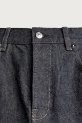 Jeans straight fit de denim oscuro de origen italiano, con tiro bajo, pierna recta y cinco bolsillos. Cierre frontal con botones.