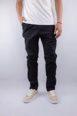 Pantalón de vestir negro de gabardina, corte slim fit.