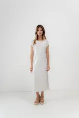 Vestido midi blanco de poliéster y spandex, corte recto y mangas cortas.