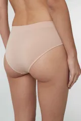 Bombacha clásica de tiro medio confeccionada en microfibra sin costuras, con fundillo de algodón.