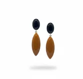 Caravanas colgantes de diseño italiano, compuestas por una pieza superior ovalada en color negro y una pieza inferior alargada en forma de gota en color marrón. Elaboradas en resina brillante con movimiento.