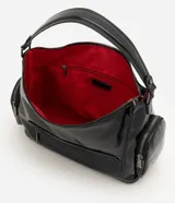 Cartera shoulder mediana Satinato de cuero sintético negro con acabado brillante, cierre superior, bolsillo frontal y bolsillos laterales con cierre. Cuenta con asa fija para el hombro y correa ajustable desmontable, además de herrajes metálicos oscuros.