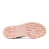Championes urbanos New Balance modelo BBW80WPK, color blanco con detalles en rosa, confeccionados en cuero sintético, con logo "N" característico en los laterales y suela de goma.