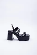 Sandalias negras de cuero sintético con plataforma y taco cuadrado. Presentan múltiples tiras finas sobre el empeine y tobillo con hebilla ajustable.