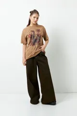 Remerón negro de tela lavada con estampa de serpiente, flores y la palabra 'nature'.