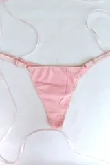 Tanga tiro medio de algodón elastizado color negro, con cintura de elástico fino regulable.