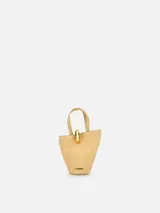 Bolso Le Petit Bambola de Jacquemus de cuero de ternera con relieve efecto cocodrilo en color tostado, silueta estructurada, asa de mano y detalle de herraje metálico dorado con el logo de la marca.