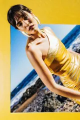 Top color crema de cuero sintético, con un solo tirante ancho y corte asimétrico.