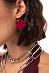 Aros colgantes con argolla de acero quirúrgico y dije en forma de flor pintado a mano con acabado nacarado.