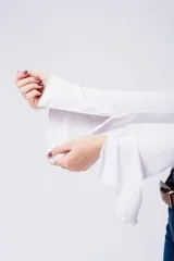 Remera tipo corset color blanco con detalles de encaje en el frente y mangas largas estilo Oxford independientes. Presenta un diseño strapless con estructura ajustada al cuerpo.