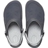 Zuecos Crocs modelo Yukon Vista II, color gris oscuro, con parte superior de piel sintética vegana, correa ajustable en el talón con cierre de gancho y bucle, y plantilla de espuma LiteRide para mayor comodidad.