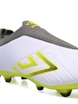 Championes de fútbol Umbro Victory HG, color negro con detalles en gris. Diseño sin cordones con ajuste tipo calcetín.