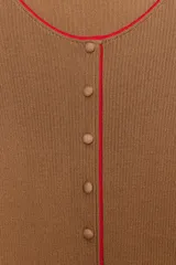 Chaqueta de punto marrón con cuello redondo, manga larga y ribetes en color rojo. Cuenta con cierre frontal de botones.