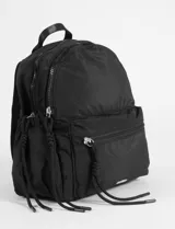 Mochila mediana de nylon color negro, con compartimento principal y bolsillo frontal con cierre. Incluye tiradores de cierre largos tipo cordón con nudos decorativos.