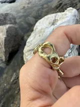 Anillo de bronce con diseño orgánico y aberturas irregulares.