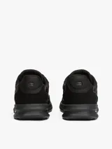 Zapatillas deportivas Tommy Hilfiger Classics de piel negra con paneles texturizados, detalle de ventilación en la parte superior y logo de la marca en el lateral y talón. Cuentan con plantilla extraíble y suela de EVA.