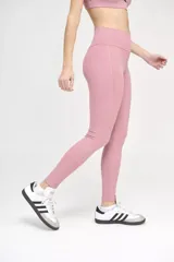 Calza deportiva larga color rosa con cintura alta y compresión media.