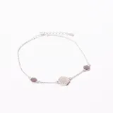 Pulsera plateada con cadena fina y tres dijes hexagonales, dos lisos y uno con strass.
