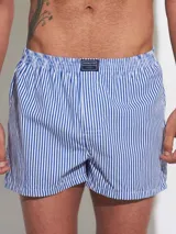 Bóxer de algodón blanco con estampado de flores pequeñas color celeste, con cintura elástica y logo de la marca en el centro.