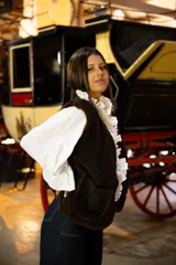 Chaleco de corderito color chocolate, con diseño sin mangas, corte recto y cierre frontal con botones.