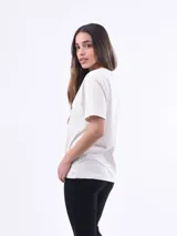 Remera blanca de manga corta con estampado frontal de una tortuga marina rodeada de corales y la frase "OCEAN LIFE".