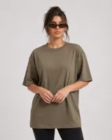 Remerón de corte oversize, color verde oliva, con cuello redondo y mangas cortas de caída relajada.