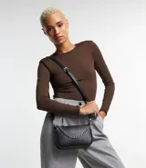 Bolso pequeño estructurado tipo baguette, color negro, con cierre de cremallera. Incluye una correa de mano corta con cadena metálica plateada y una correa bandolera ajustable y desmontable.