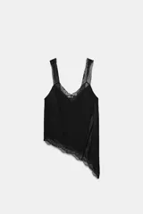 Top de algodón color negro con escote en V, tirantes anchos y bajo asimétrico decorado con detalles de encaje a tono.