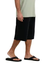 Bermuda estilo cargo de denim negro, con calce amplio, bolsillos laterales utilitarios y tira porta-martillo.