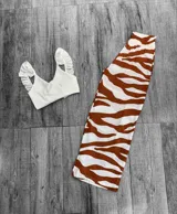 Pantalón palazzo de tiro alto con estampado animal print tipo cebra en tonos blanco y camel, con cintura elástica.