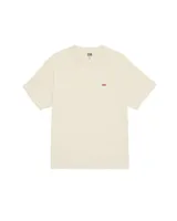 Remera color crema de manga corta con cuello redondo y logo de la marca Obey bordado en color fucsia en el pecho.