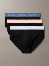 Pack de tres slips de algodón con cintura elástica distintiva de la marca. Diseño con bolsa de apoyo contorneada y corte clásico.