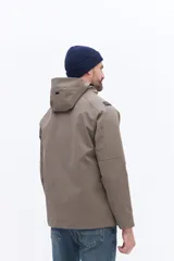 Campera de corte regular confeccionada en tejido técnico liviano y resistente. Presenta cierre frontal, cuello alto y diseño minimalista en color azul marino.