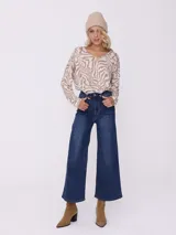 Remera de manga larga con estampado animal print de cebra en tonos camel y blanco.