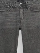 Pantalón de jean de corte recto color gris lavado, marca Gap.