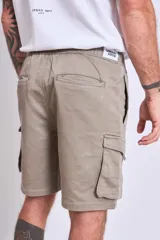 Bermuda color beige con bolsillos cargo laterales.