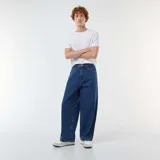 Pantalón de jean con corte baggy, de tiro medio y pierna ancha, en color azul clásico con costuras a tono.