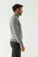 Campera tejida negra con cuello alto y logo bordado.