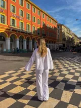 Pantalón blanco de broderie con corte recto y cintura alta.