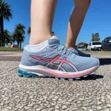 Championes de running Asics GT-1000 10, para hombre o mujer, color azul marino con detalles en celeste y blanco.