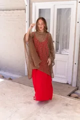 Poncho marrón de punto tipo crochet.