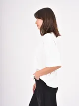 Remera de algodón color negro, con cuello redondo, corte holgado y mangas cortas con dobladillo ancho.