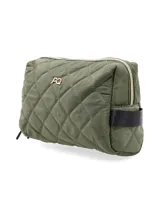 Neceser color beige con diseño acolchado en forma de rombos, cierre de nylon, manija de mano en cinta textil y logo metálico de la marca.