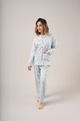 Pijama de dos piezas celeste con estampado floral, compuesto por camisa de manga larga abotonada y pantalón largo.