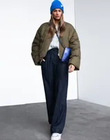 Campera bomber verde militar con cierre frontal y diseño acolchado.