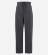 Pantalón de vestir gris con raya de tiza, corte recto, tiro alto, lazo en la cintura y elástico en la parte trasera.