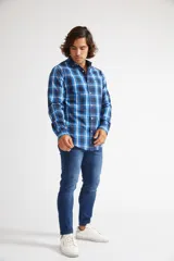Camisa de hombre de corte slim, con diseño a cuadros en tonos azules y blancos. Presenta mangas largas, cuello clásico, cierre frontal abotonado y logo bordado en el pecho.