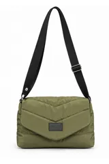 Cartera bandolera negra de diseño puffer acolchado, con solapa y costuras chevron. Cuenta con una correa ajustable de cinta resistente y un detalle de etiqueta frontal con el logo grabado.